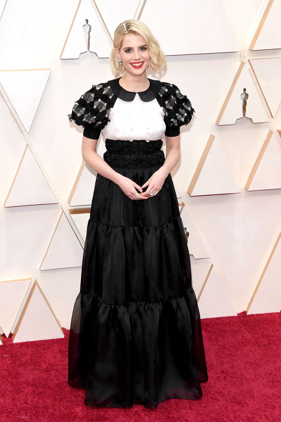Lucy Boynton ξανθο καρε μεγαλες βλεφαριδες ολοσωμη